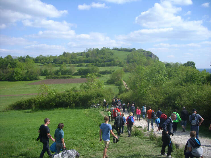In der Senke zwischen Walberla und Rodenstein, Blick zum Rodenstein, zur Walberlafestzeit (Mai 2014)