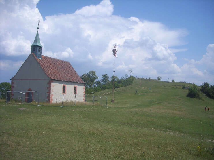 Walburgiskapelle (wegen Renovierungsarbeiten eingezunt) und Blick auf den Ostkuppe (Juli 2018)