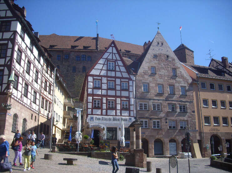 Aufgang zur Burg, links Pilatushaus, rechts Restaurant Zum Albrecht-Drer-Haus (Mai 2016)