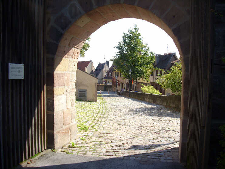 Blick vom Burggarten durch das Eingangstor hinaus auf den Straenzug Am lberg (September 2009)
