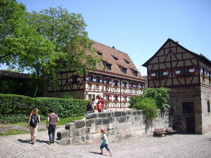 Sekretariatsgebude und Brunnenhaus im Vorhof der Kaiserburg (Mai 2009)