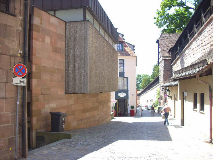 Neutormauer, im Hintergrund llinks das Drer-Hotel, rechts Turm M und Wehrmauer (Mai 2009)