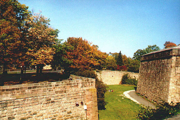 Blick hinunter in den Burggraben, rechts die Tiergrtnertorbastei (September 2005)