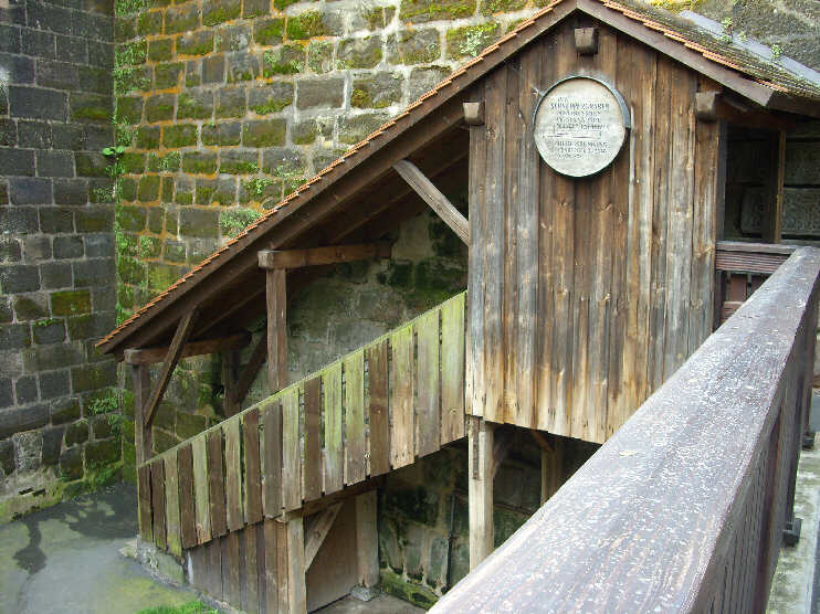 Eine alte Holztreppe fhrt hinter dem Tiergrtnertor von der Tiergrtnertorbrcke hinunter zum Burggraben (August 2009)