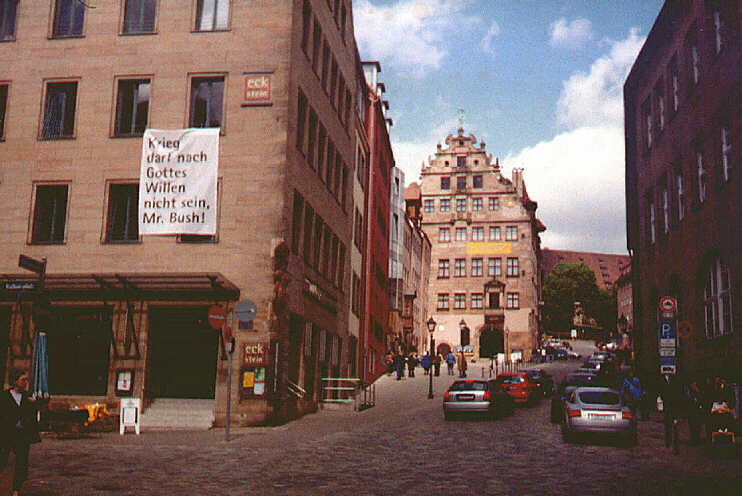 Links: Haus Eckstein, das Haus der evang.-luth. Kirche in Nrnberg, Burgstrae 1-3, rechts Burgstrae mit Fembo-Haus (Mai 2003)