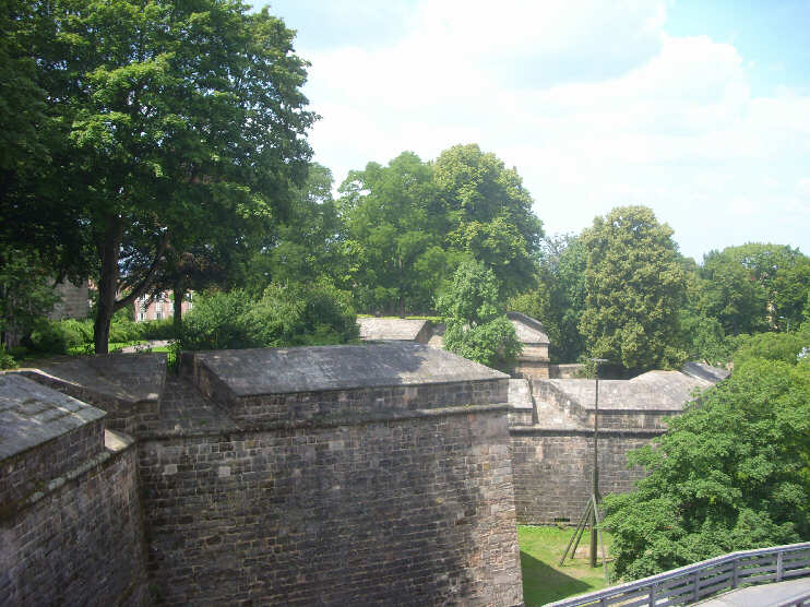 Blick von der Vestnertorbastei ber die Mauer zu den reichsstdtischen Bastionen und zur Vestnertorbrcke und zur groen Burgbastei (Juli 2014)