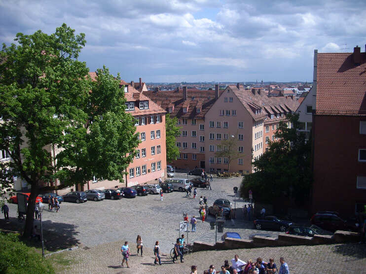 Blick von den Burganlagen auf die obere Burgstrae (Juni 2012)