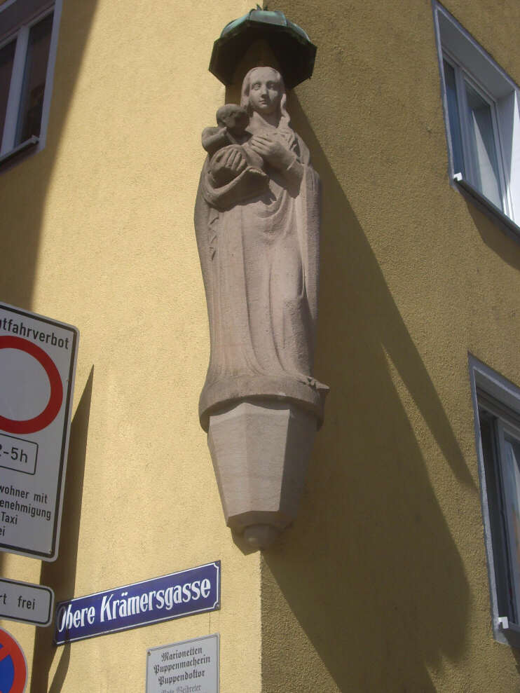 Madonnenfigur am Eckhaus Burgstrae / Obere Krmersgasse (September 2015)