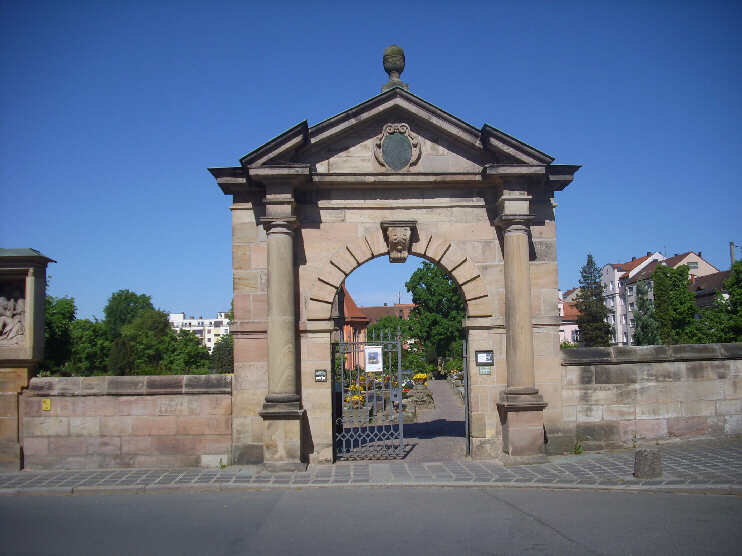 Johannisfriedhof - Eingangsportal (Mai 2013) [Weitere Friedhofseingnge siehe unter AM JOHANNISFRIEDHOF]