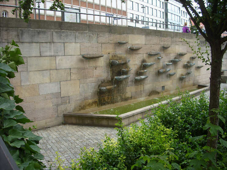 Fischbrunnen am Fnferplatz (Juni 2013)