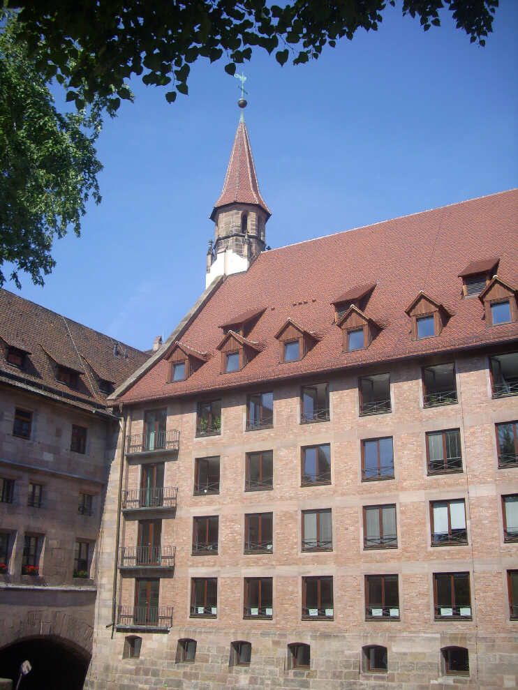 Blick vom Hof des Heiliggeist-Spitals aus die Rckseite des Hauptgebudes (August 2013)