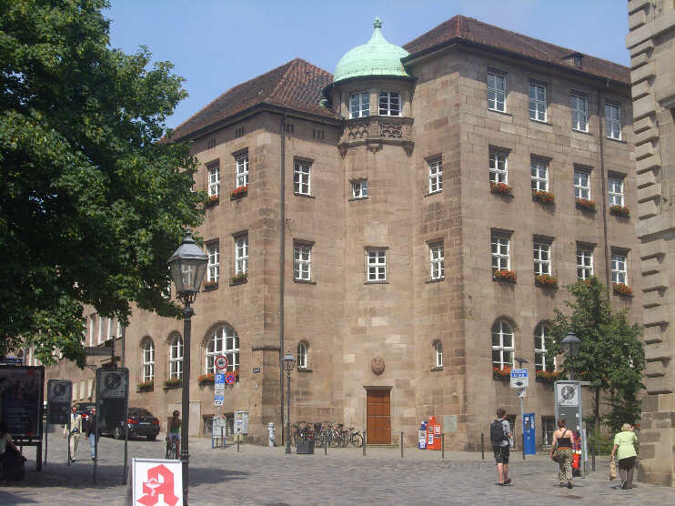 Ecke Rathausplatz, Theresienstrae (Juli 2013)