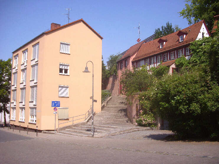 Die Riesenschritt-Treppe am nrdlichen Ende der Hallerwiese fhrt uns zu den Hesperidengrten und zum Johannisfriedhof (Juli 2013)