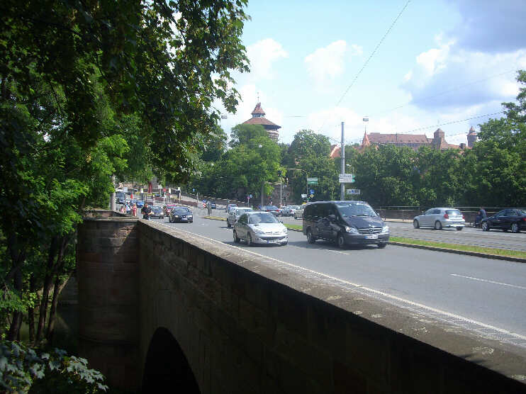 Hallertorbrcke, Blick zum Neutorturm und Kaiserburg (Juli 2013)