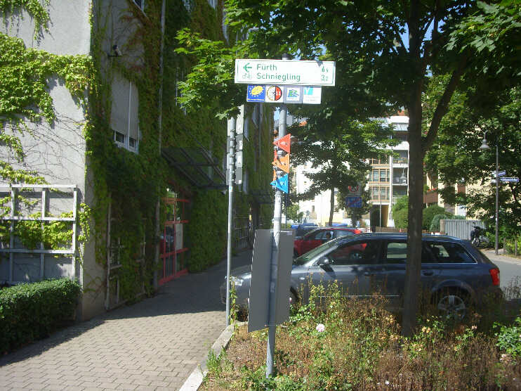 Groweidenmhlstrae: Kurz vor der Einmndung des Straenzuges Am Johannisfriedhof zweigt der Fu- und Radweg zu den Pegnitzauen ab (August 2013)