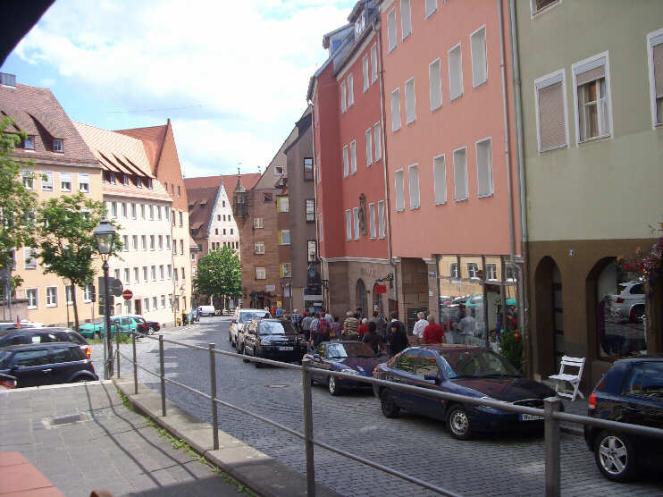 Blick von der Terrasse des Restaurants Htt'n zur Bergstrae und zum Albrecht-Drer-Platz (Juni 2012)
