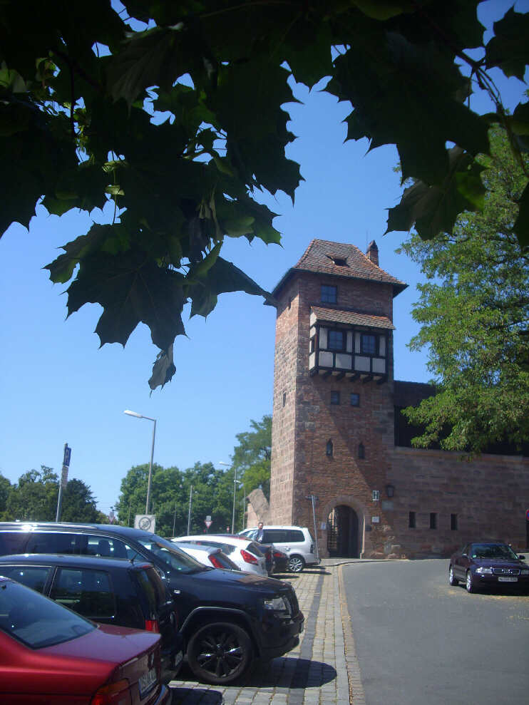 Am Hallertor: Beim Turm Grnes H beginnt der Straenzug Neutormauer. Das Tor im Turm ist der Eingang zum Heilpflanzengarten. (August 2013)