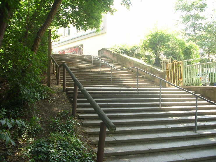 Eine steile Treppe fhrt vom Kontumazgarten hinauf zum Westtorgraben und zur Hallertorbrcke (Juni 2013)
