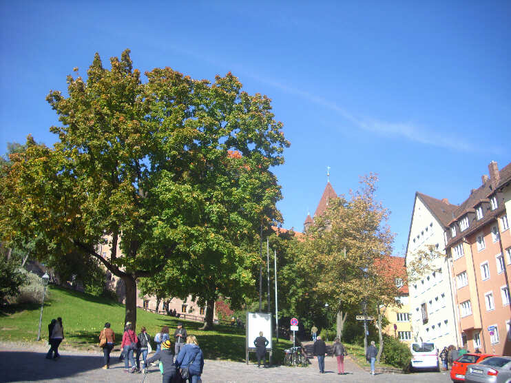 Grnanlage unterhalb der Burg, ganz rechts die Burgstrae (Oktober 2013)