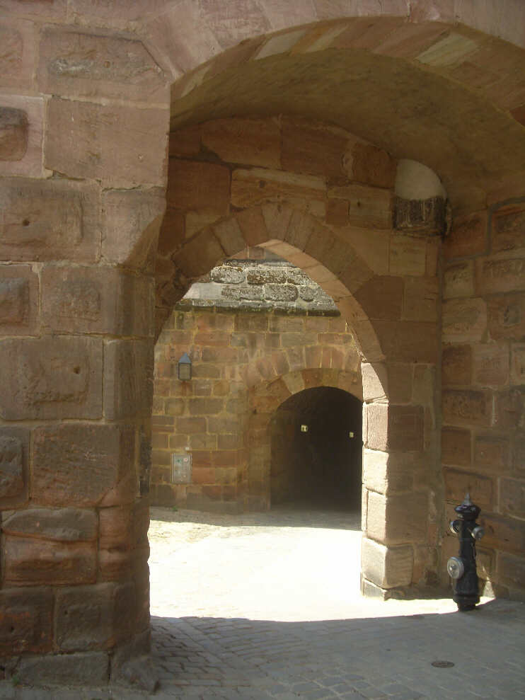 Burggrafenburg: Hinter dem ersten Tor ist ein kleiner Innenhof, am zweiten Tor beginnt der Durchgang zur Vestnertorbrcke (Juni 2014)
