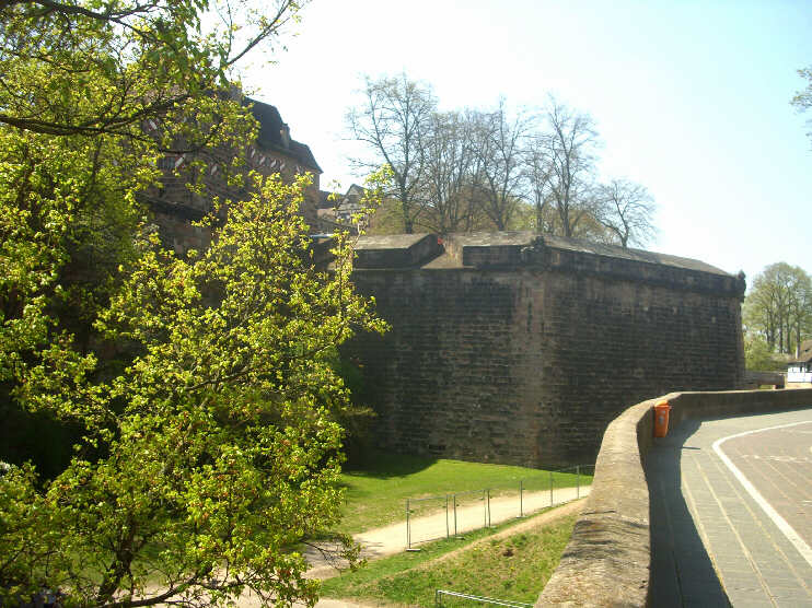 Blick vom Vestnertorgraben hinauf zur Vestnertorbastei und hinunter zum Burggraben (April 2015) [Siehe auch unter Vestnertor und Burgbasteien] 
