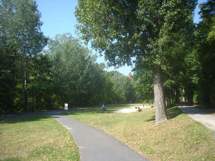 Zwischen Johannisbrcke und Lederersteg: Verbindungsweg zwischen breitem Radweg [links] und Sheimweg [rechts] (August 2015)