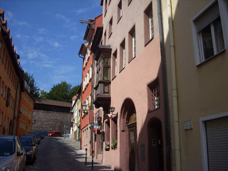 Radbrunnengasse, Blickrichtung Neutormauer (Juni 2012)