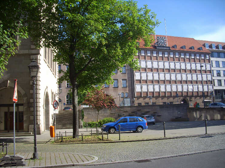 Fnferplatz hinterm Alten Rathaus, Blickrichtung Theresienstrae (Mai 2013)