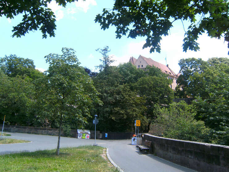 Blick von der Tiergrtnertorbrcke auf die Kaiserburg (Juli 2016)