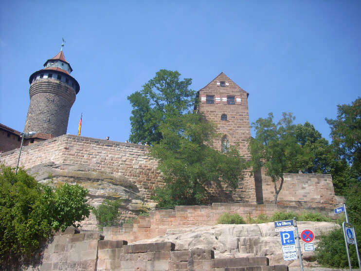 Blick vom Strchen Am lberg hinauf zur Burg: Sinwellturm [Kaiserburg], Burgfreiung & Walburgiskapelle [Burggrafenveste] (August 2013)