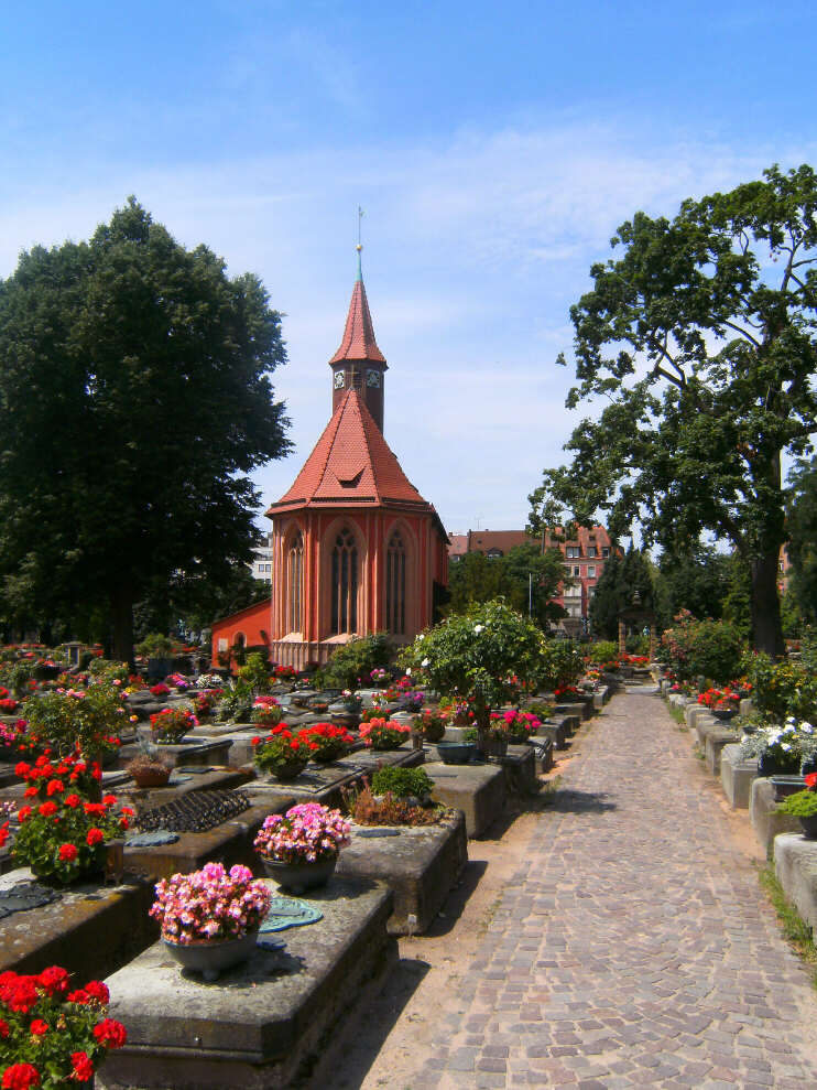 Johannisfriedhof mit St. Johannis-Kirche (Juli 2017)
