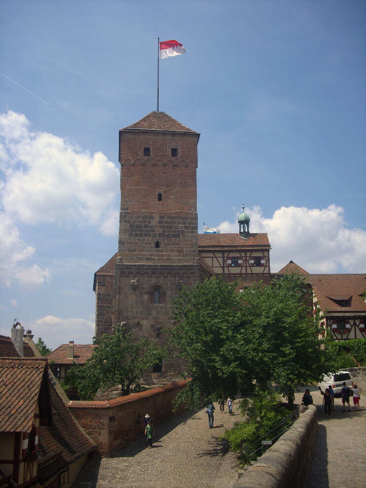 Burgvorhof (ueren Burghof) der Kaiserburg mit Heidenturm. (Juli 2014)