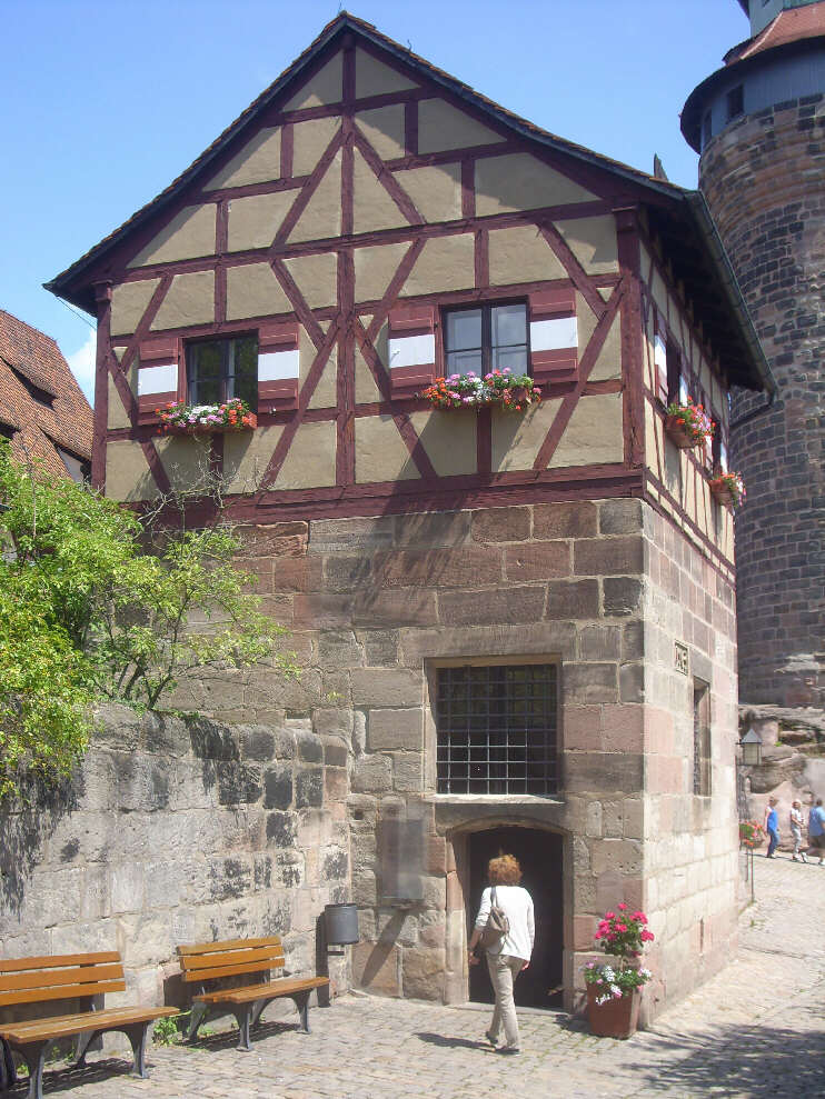 Brunnenhaus im ueren Burghof der Kaiserburg (Juli 2014)
