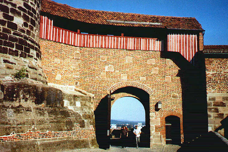 Durch dieses Tor gelangt man vom ueren Burghof der Kaiserburg zur Freiung der Burggrafenburg (September 2004)