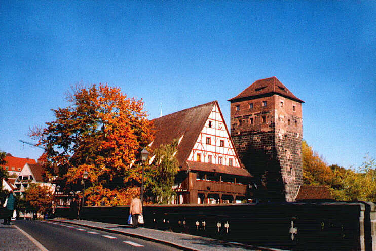 Herbstlicher Blick von der Maxbrcke zum Weinstadel und Wasserturm (Oktober 2003)