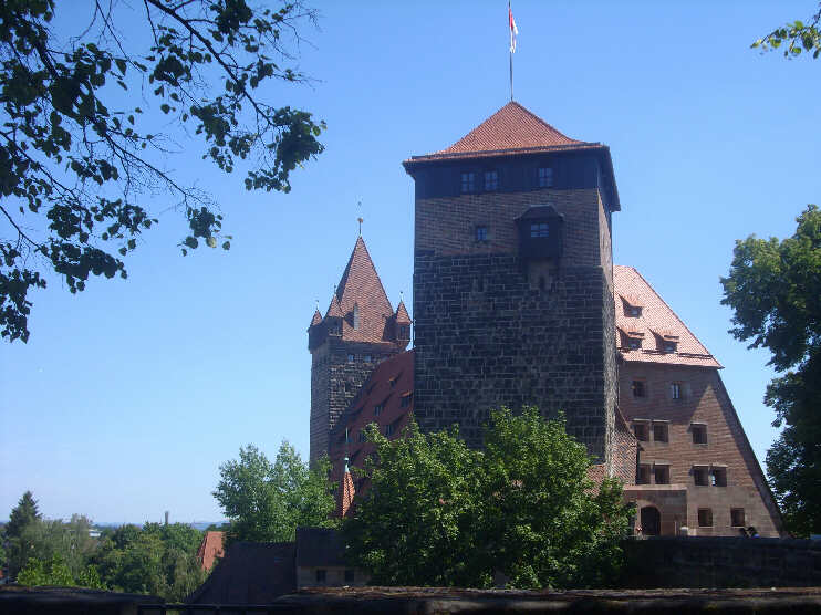 Blick vom Burgpark auf den Fnfeckturm und auf die reichsstdtische Bauten (August 2013)