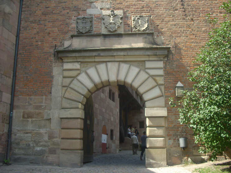 Inneres Burgtor: Zugang zum inneren Burghof, zum Palas mit romanischer Doppelkapelle und zur Kemenate (August 2013)