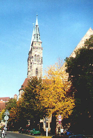 Winklerstrae, an der Einmndung der Waaggasse, Blickrichtung St. Sebald (Oktober 2005)