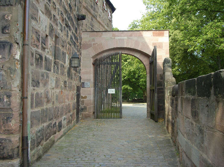 Hinter dem Burgamtmannsgebude befindet sich das Eingangstor zum Burgpark (August 2009)