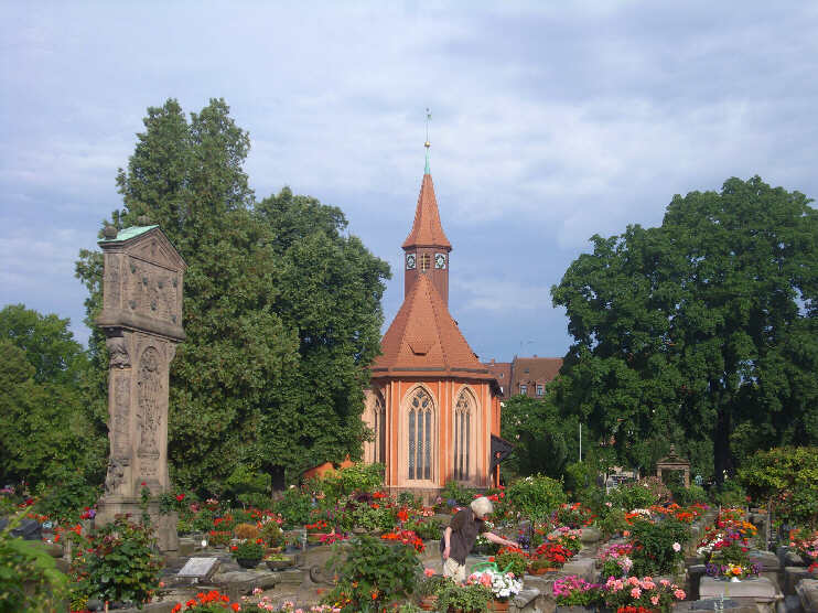 Blumenpracht vor der St. Johannis-Kirche im Johannisfriedhof (Juli 2012)