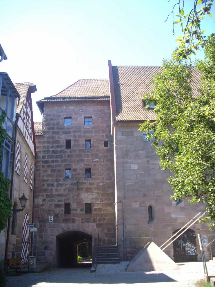 Blick von der Unteren Kreuzgasse zum Turm Grnes E (Westtorzwinger). Durch das Tor gelangt man zu einer Grnanlage hinter dem Westertorzwinger. Ganz rechts im Bild: Aufgang zum Kettensteg (August 2013)