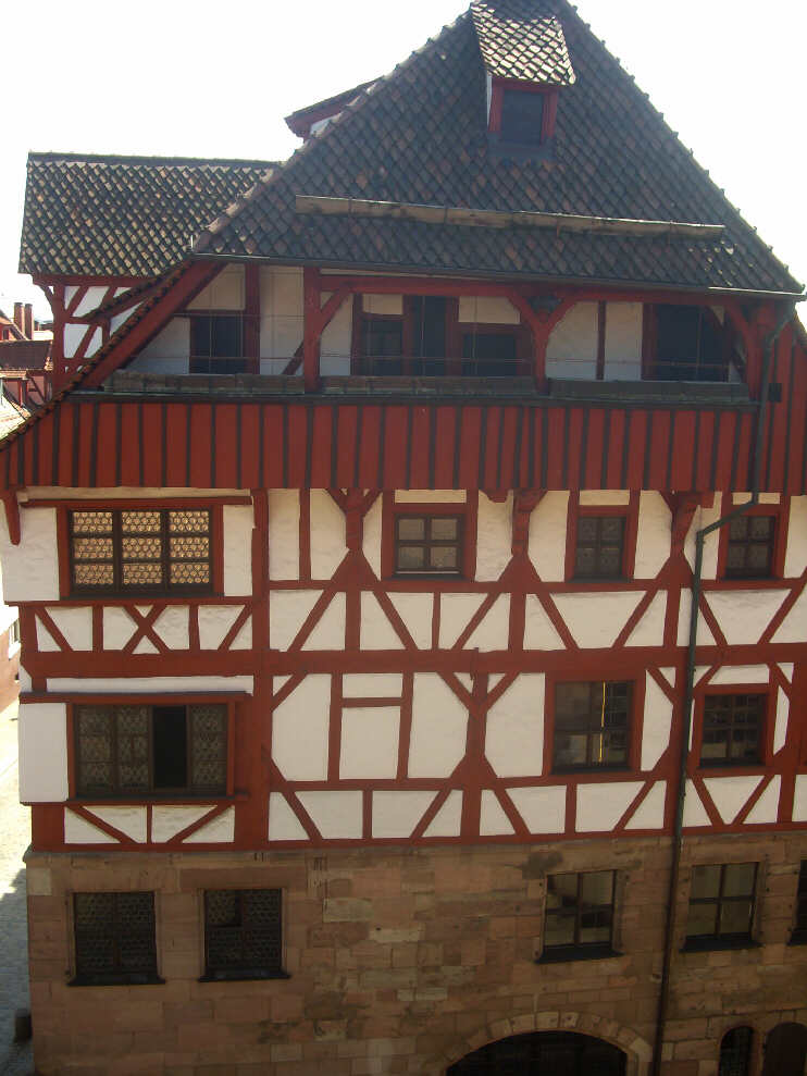 Blick vom Wehrgang auf das Albrecht-Drer-Haus (April 2015)
