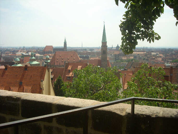 Blick vom Maria Sibylla Merian-Garten auf die Nrnberger Altstadt (Juli 2014)