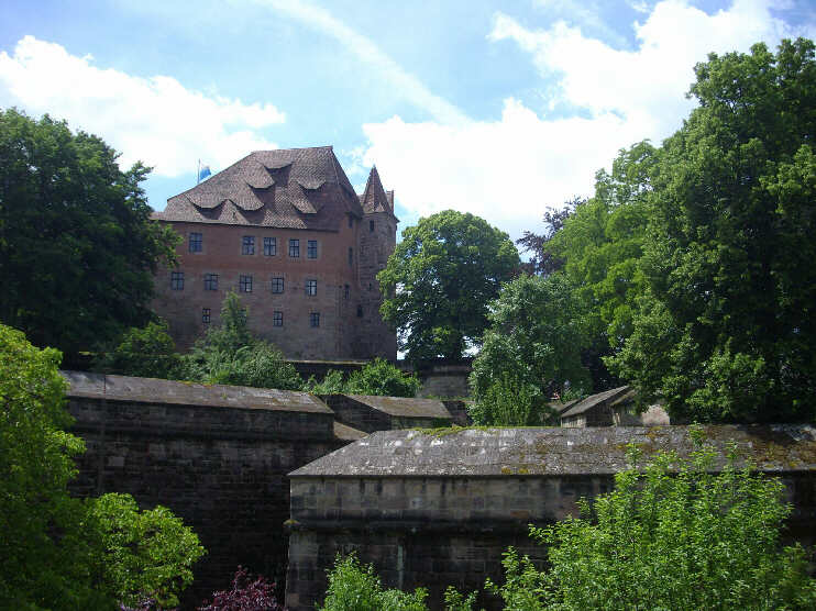 Blick vom Vestnertorgraben auf Kaiserburg und Wehrmauern (Juni 2013)