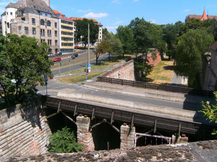 Blick von der Neutorbastei auf die Neutorgraben, Neutorbrcke und den Burggraben (Juni 2017)