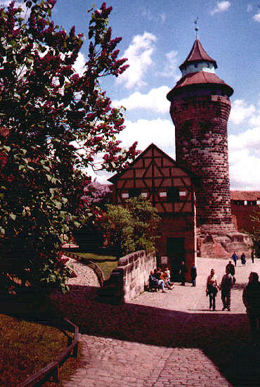 Brunnenhaus und Sinwellturm im Frhling (Mai 2003)