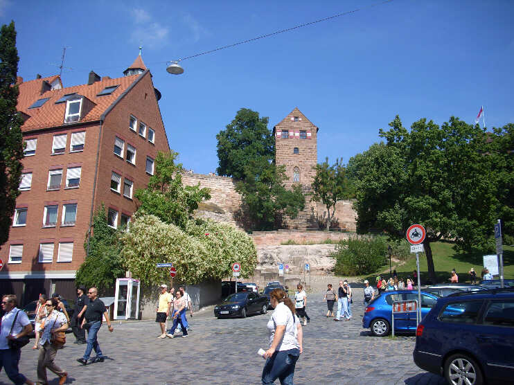 Burgstrae, bei der Einmndung der Oberen Schmiedgasse, mit Blick hinauf zur Burgfreiung und zur Burggrafenburg (August 2009)