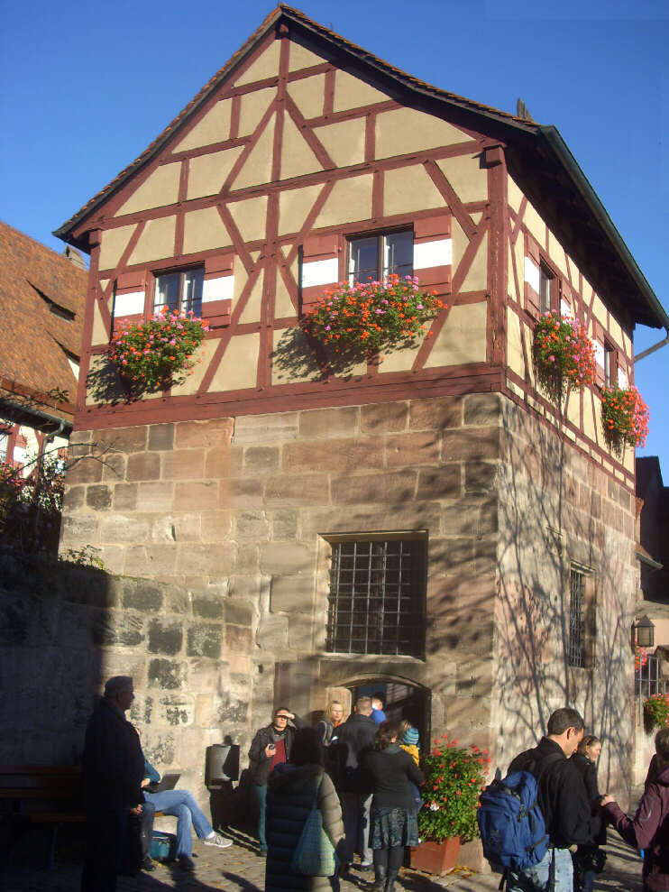 Brunnenhaus im ueren Burghof der Kaiserburg (Oktober 2015)