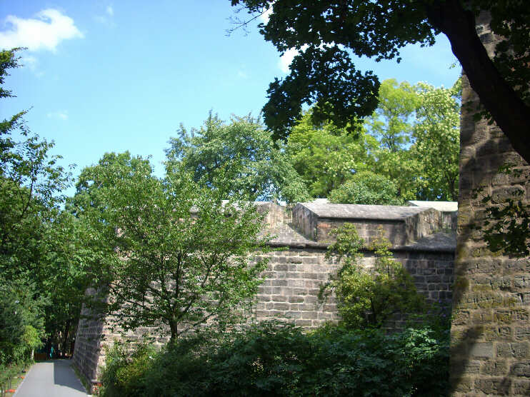 Burggraben in der Nhe des Tiergrtnertores, Blick auf die Groe Burgbastei (August 2009)