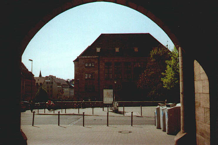 Blick vom Brunnengchen auf die Theresienstrae (Mai 2007)